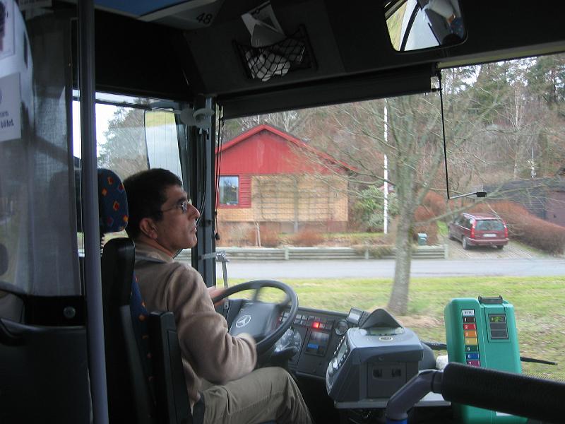 februari 2008 072.jpg - Shapoor är ute och kör gul buss.